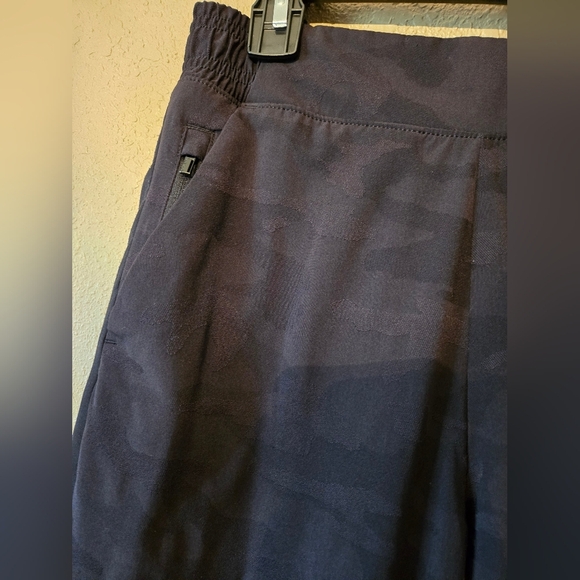 Athleta Brooklyn Textured Black Camo Lux Joggers size 4 - Picture 10 of 15